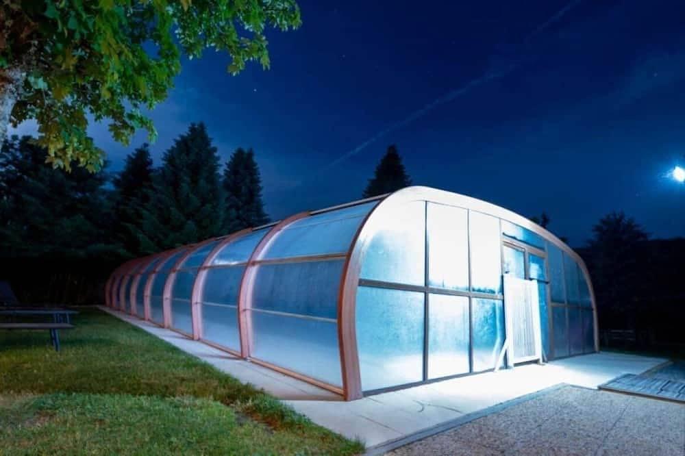 Zecamping 3 étoiles piscine couverte dog friendly sauna locatif Bbq 18m2 in Chamberet, Région de Tulle