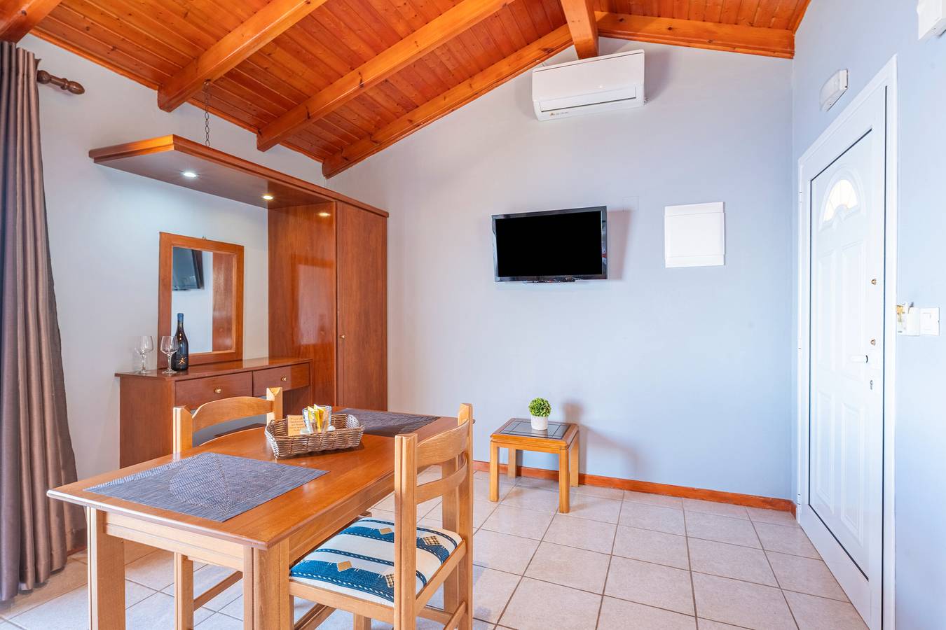 Ferienwohnung 'Stefanosplace Super Studio' mit Meerblick, Wi-Fi und Klimaanlage in Mparmpati, Korfu