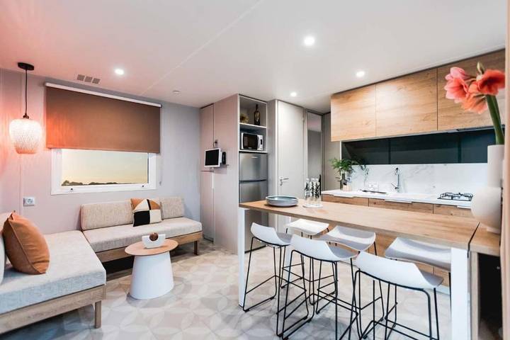 Camping pour 4 personnes, avec Jacuzzi et Terrasse ainsi que Jardin et Piscine à Grimaud - 2