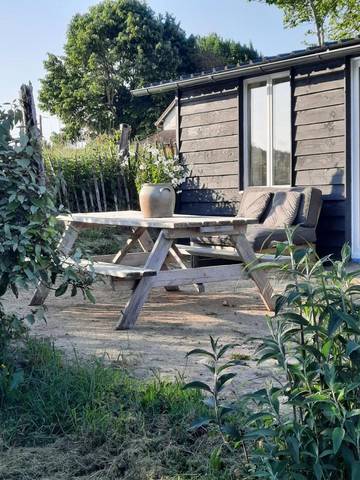 Camping pour 4 personnes, avec jardin ainsi que piscine et vue dans le Parc naturel régional du Morvan