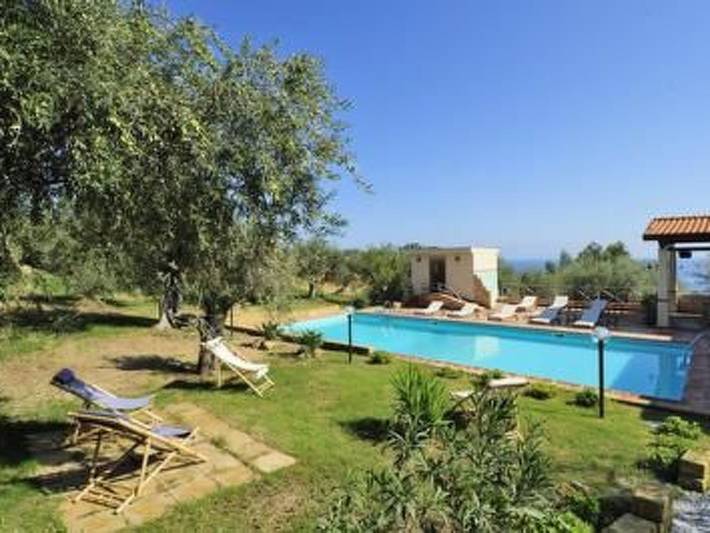 Apartamento entero, Acogedor apartamento junto a la playa: ¡a 900 m de la orilla, con cuna y nevera incluidas! in Gioiosa Marea, Provincia de Messina