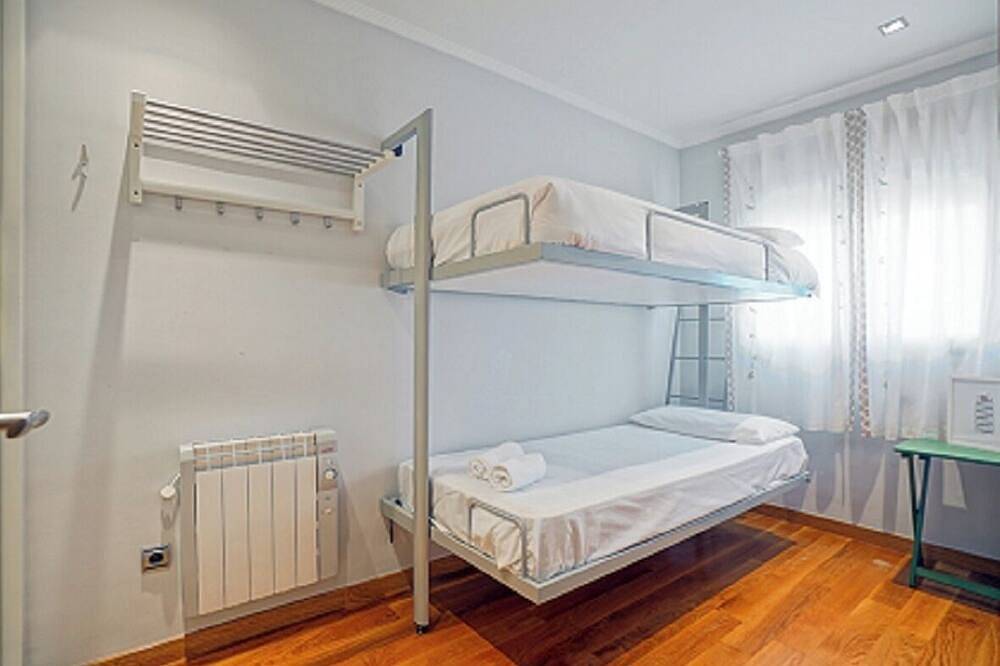 Entire apartment, Offer!:Jul-Aug2026!City Center.Renewed. Terrace.Parking.New elevator & entrance in Playa de la Concha, San Sebastian