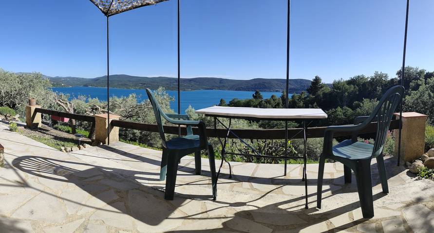 Location de vacances pour 2 personnes, avec vue sur le lac et jardin dans Lac de Sainte-Croix