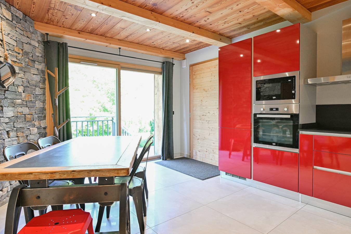 Appartement entier, Appartement Alice dans chalet avec vue sur la montagne et terrasse partagée in Les Villards-sur-Thônes, Région d'Annecy