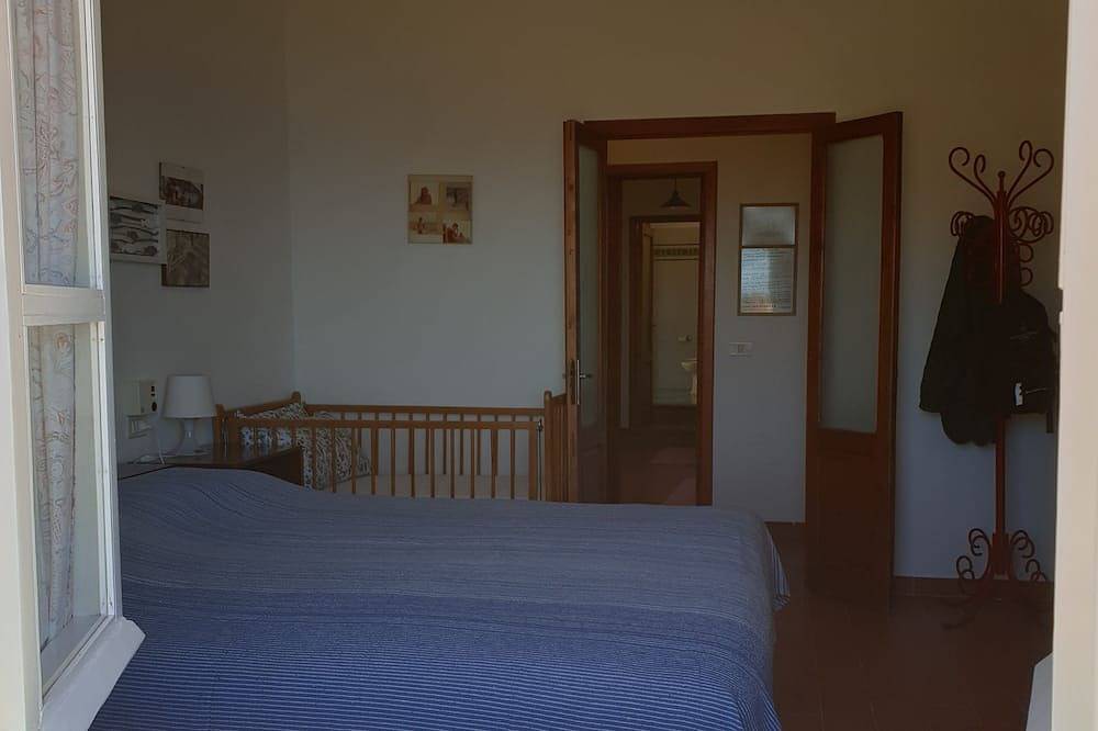 Typisches Elbanhaus mit Meerblick in Campo nell'Elba, Elba