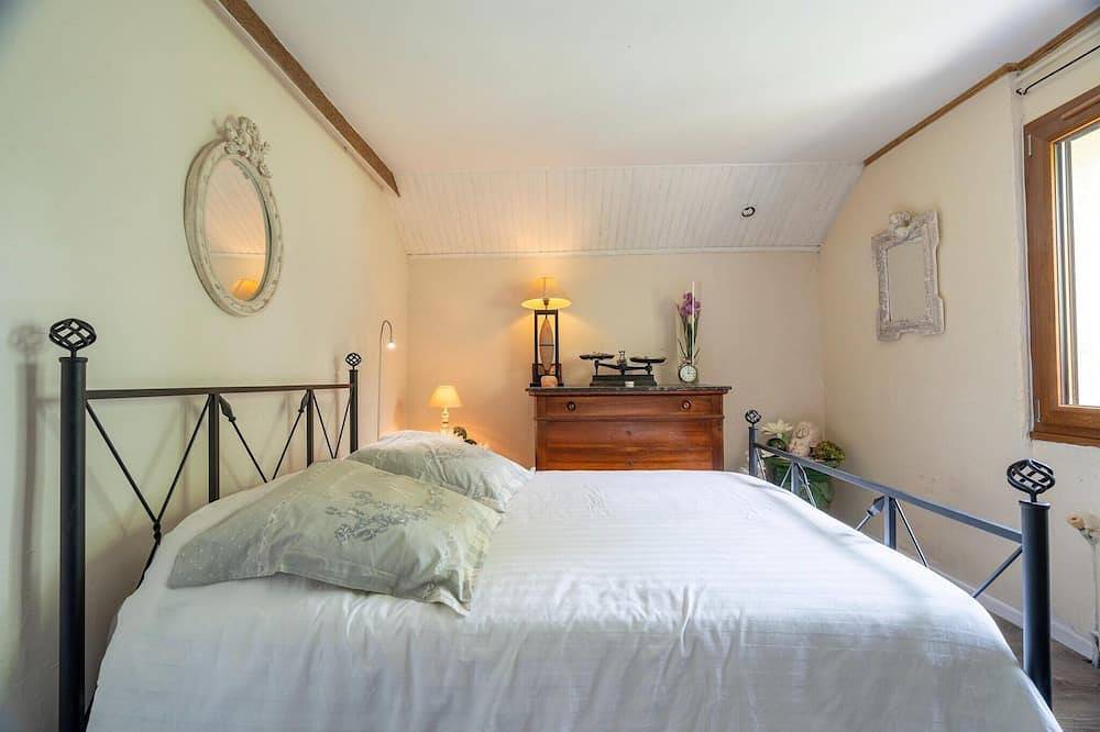 Majestic holiday home in Laroque with hot tub in Ganges, Lodève region