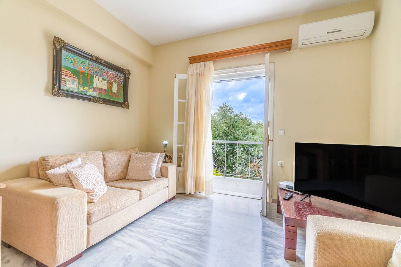 Apartamento entero, Apartamento 'The Green Cottage 1' con terraza compartida, Wi-Fi y aire acondicionado. in Corfú