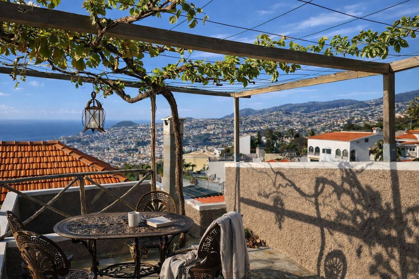 Über Funchal · Hanghaus mit Meerblick in Funchal (Santa Maria Maior), Madeira
