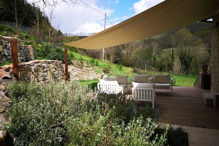 Agriturismo per 6 persone, con idromassaggio e piscina nonché giardino, con animali domestici in San Venanzo