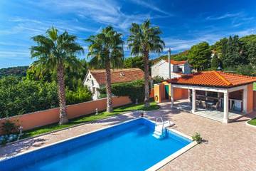 Villa for 8 People in Sumartin, Povlija, Selca and Sumartin, Photo 2