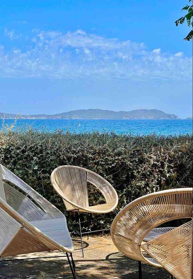 Location de vacances pour 16 personnes, avec jardin ainsi que piscine et vue dans Plage Le Pradon Carqueiranne