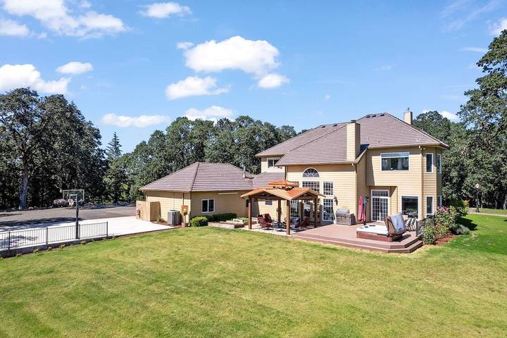 Vacation home for 16 people, with balcony and hot tub in Oregon