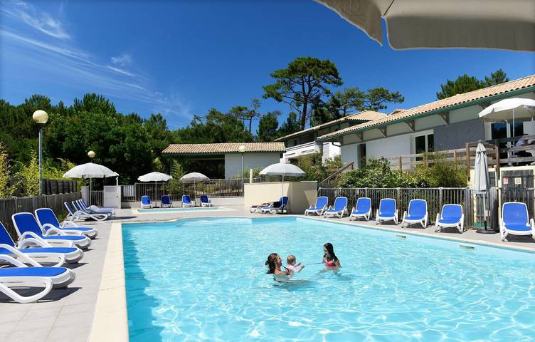 Gîte pour 8 personnes, avec piscine et jardin, adapté aux familles dans Moliets-Plage