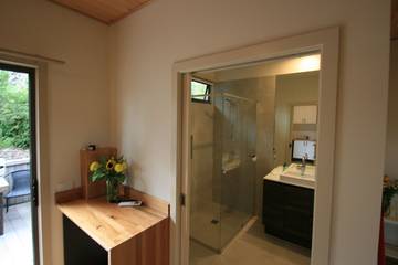 Log Cabin for 2 People in Melbourne, Mornington Peninsula, Photo 4