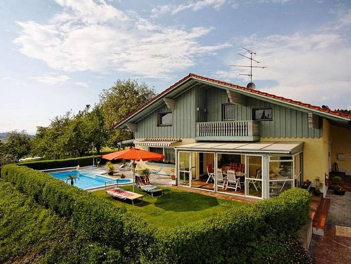 Ferienhaus für 6 Personen, mit Balkon und Whirlpool sowie Terrasse und Garten