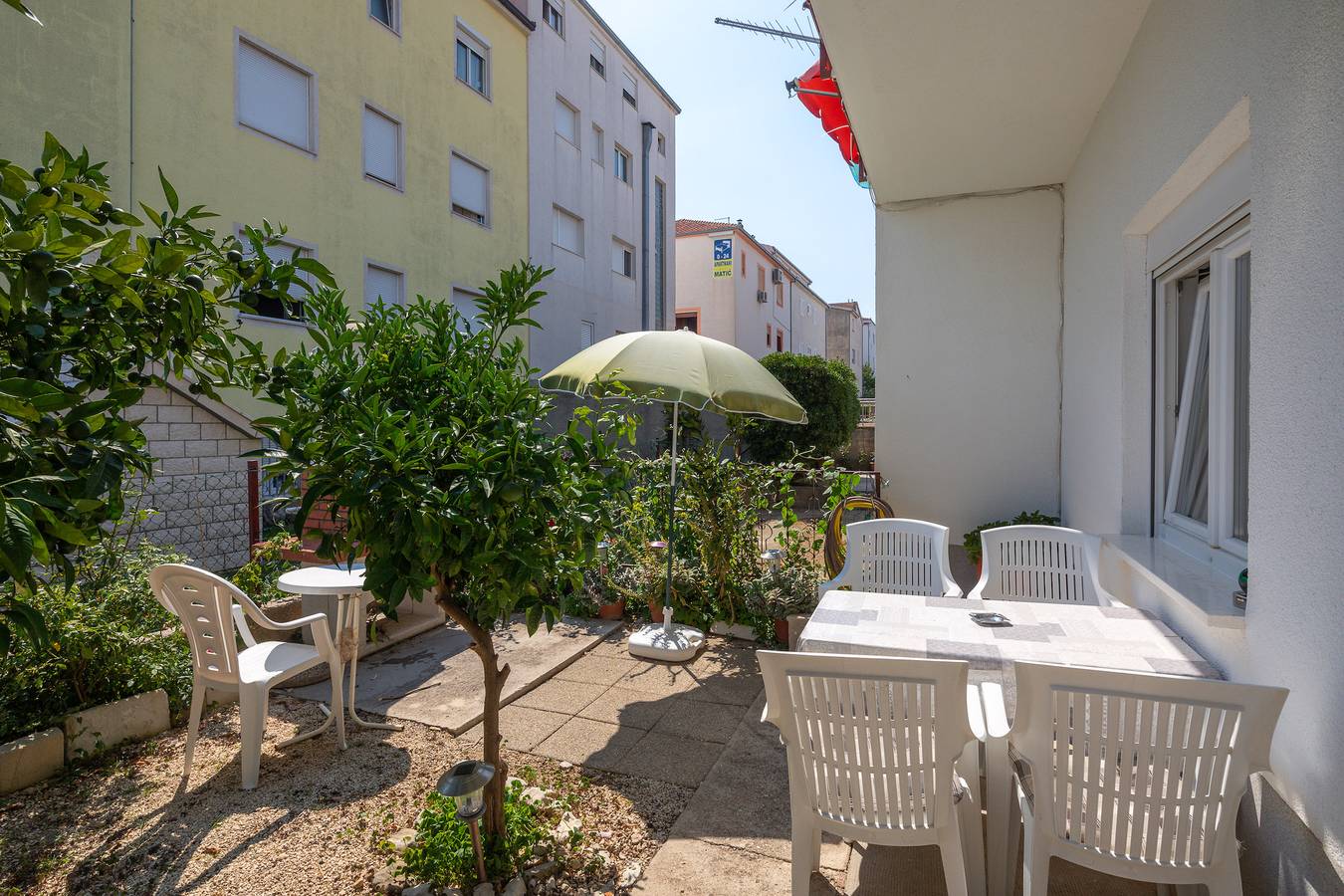 Ganze Ferienwohnung, A2 apt near beach w patio, parking and grill in Stobrec, Split-Dalmatien