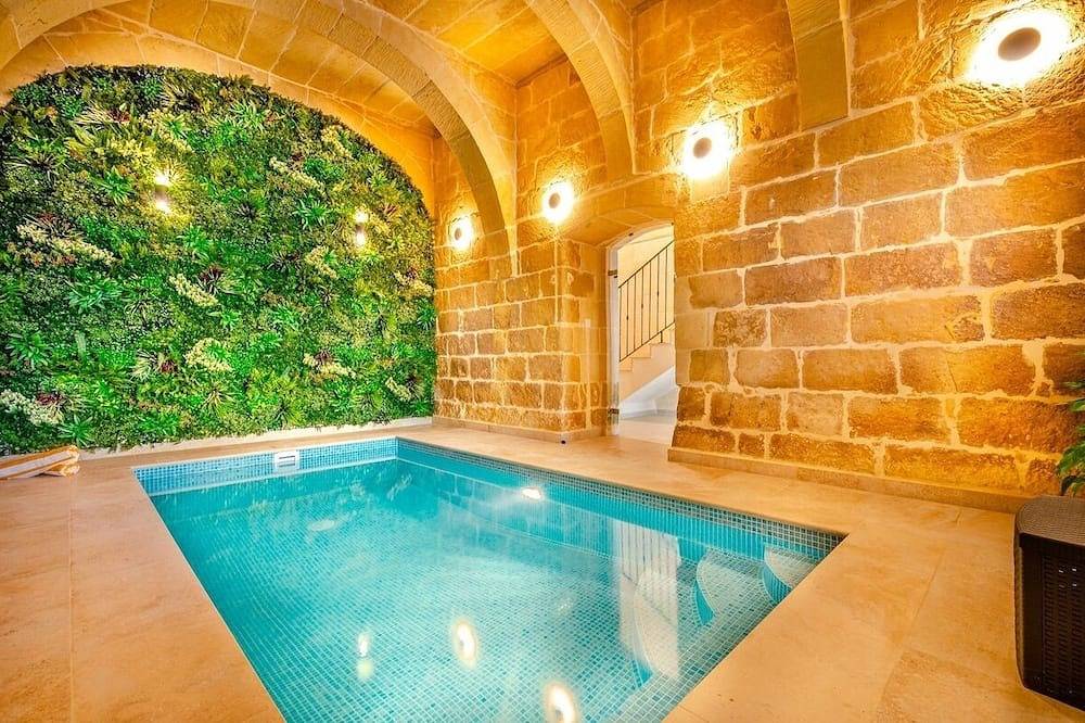 300y/o Gozo Villa: 2 pools, roof lounge, sea views in San Lawrenz, Gozo