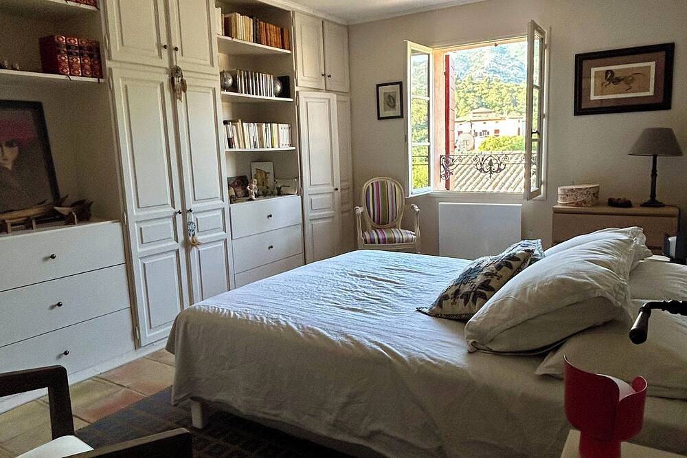 Charming house with direct view of Sainte Victoire and Picasso castle. in Vauvenargues, Aix-en-Provence region