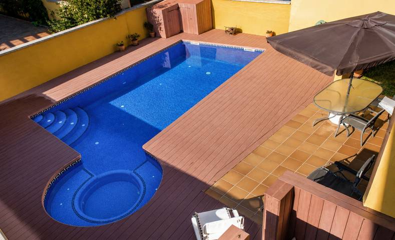 Moderna casa de vacaciones de 3 dormitorios con piscina privada en Sant Pere Pescado in San Pedro Pescador, Alt Empordà