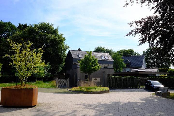 Location de vacances pour 12 personnes, avec vue ainsi que jardin et sauna dans Wévercé