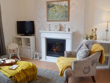 Log Cabin for 5 People in Carmarthenshire, South-Wales, Photo 2