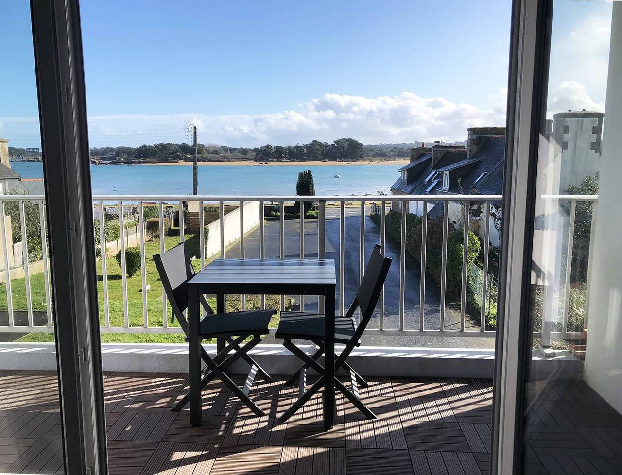 Appartement entier, Appartement Superbe Vue Mer avec balcon, Wifi, à Tregastel in Trégastel, Côte de Granit Rose