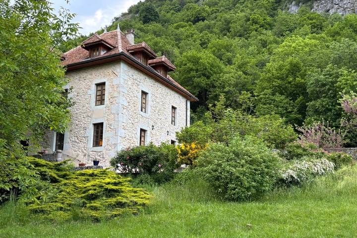 Location de vacances pour 10 personnes, avec jardin et terrasse à Yenne