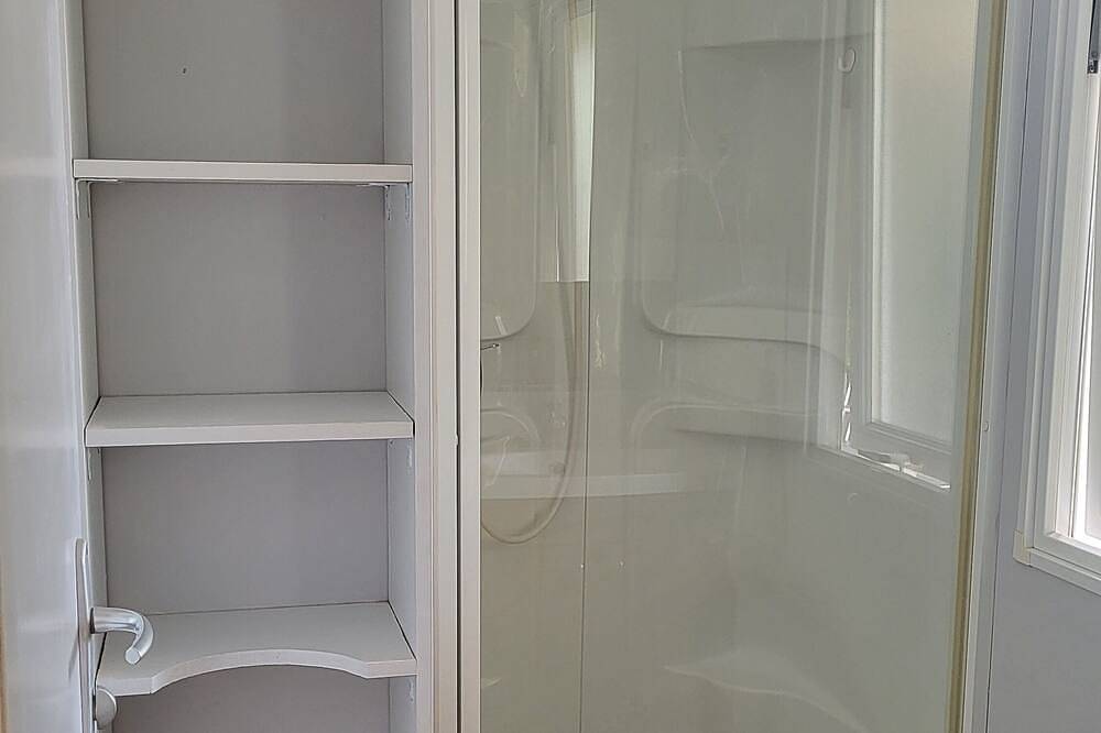 Bungalow in a residential leisure park 15 minutes from the beach in La Crau, Toulon region