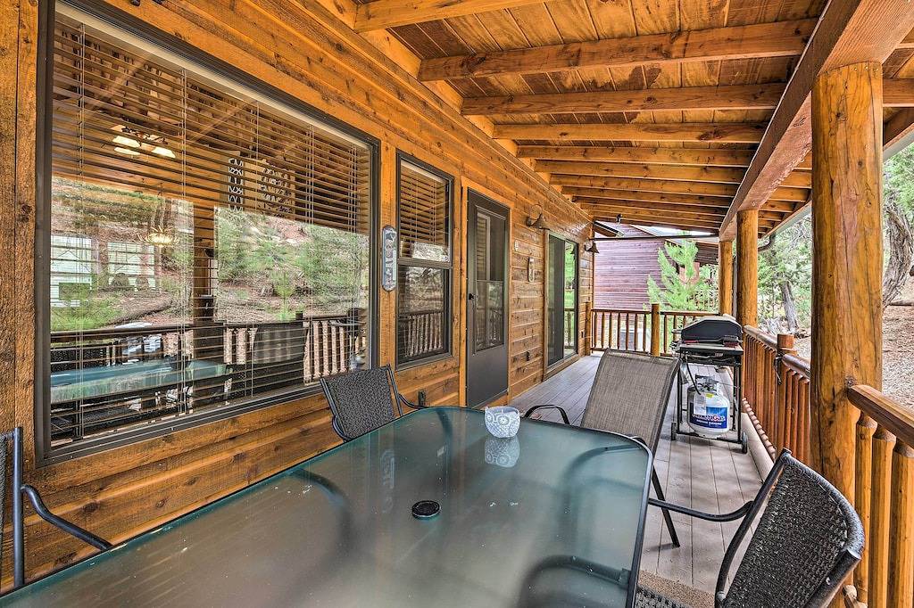 3 Mi to Fool Hollow Lake: Cozy Cabin w/ Deck in Show Low, Navajo County