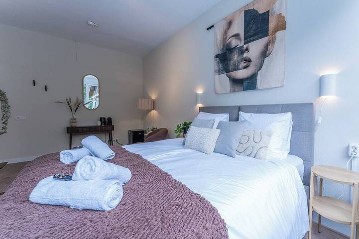 Ganze Wohnung, Komfortables Privatzimmer in Tilburg, gelegen in üppigem Grün neben den malerischen Wander- und Mountainbikewegen des Stadsbos013. in Tilburg, Nordbrabant