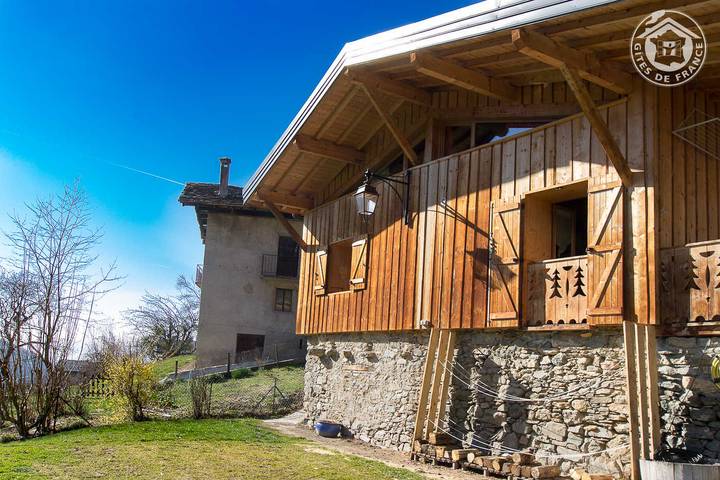 Gîte pour 4 personnes, avec Terrasse ainsi que Jardin et Piscine à La Table