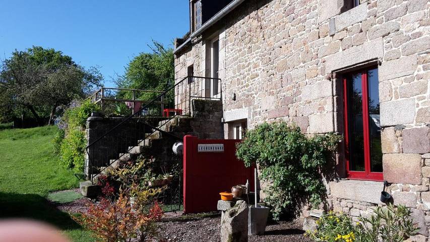 Location de vacances pour 4 personnes, avec Balcon et Terrasse ainsi que Jardin et Vue à Bazouges-la-Pérouse