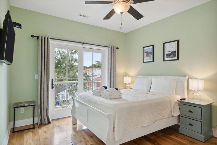 Vacation rental for 8 people, with hot tub and balcony in Folly Beach