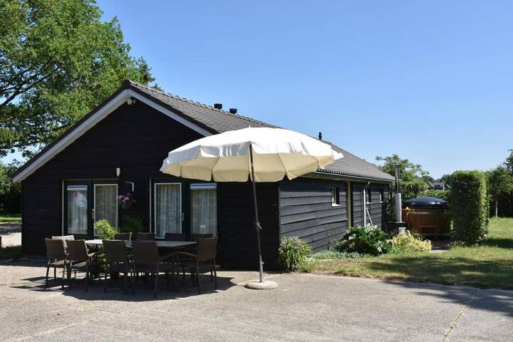 Ferienhaus für 10 Personen, mit Whirlpool und Terrasse sowie Garten und Ausblick