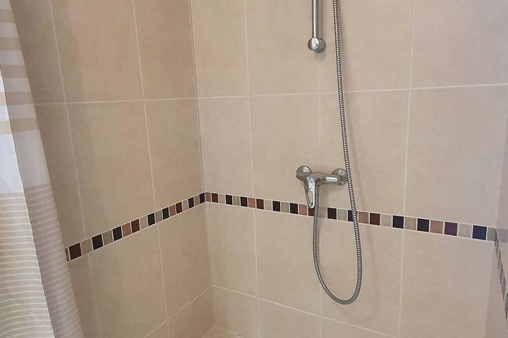 Gîte pour 2 personnes, avec terrasse ainsi que piscine et jardin à Saint-Vincent-de-Barrès - 4