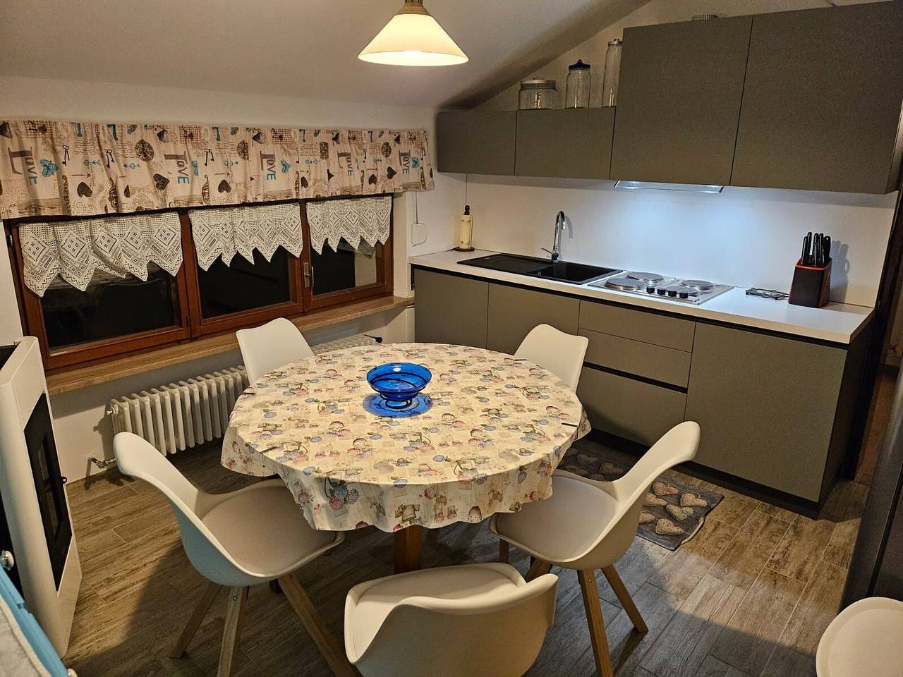 Ganze Wohnung, Ferienhaus 'La Casa di Heidi nelle Dolomiti - 2' mit Bergblick, privatem Garten & Wlan in Pelmostock, Zoppè di Cadore