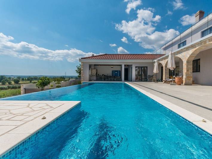 Villa pour 10 personnes, avec piscine et jacuzzi ainsi que sauna et balcon à Biograd na Moru - 2