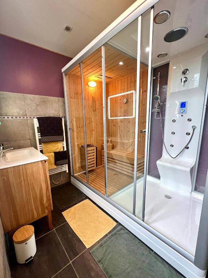 Appartement entier, * La Maisonette * avec Sauna & Hammam privatifs in Nevers, Nièvre