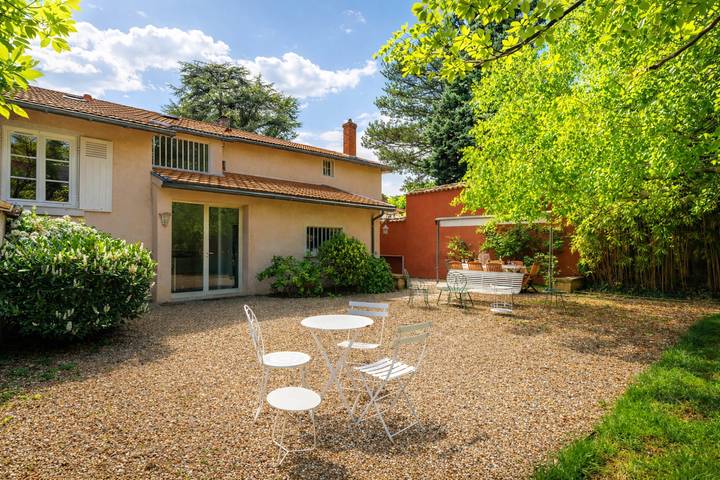 Location de vacances pour 9 personnes, avec jardin à Écully - 2