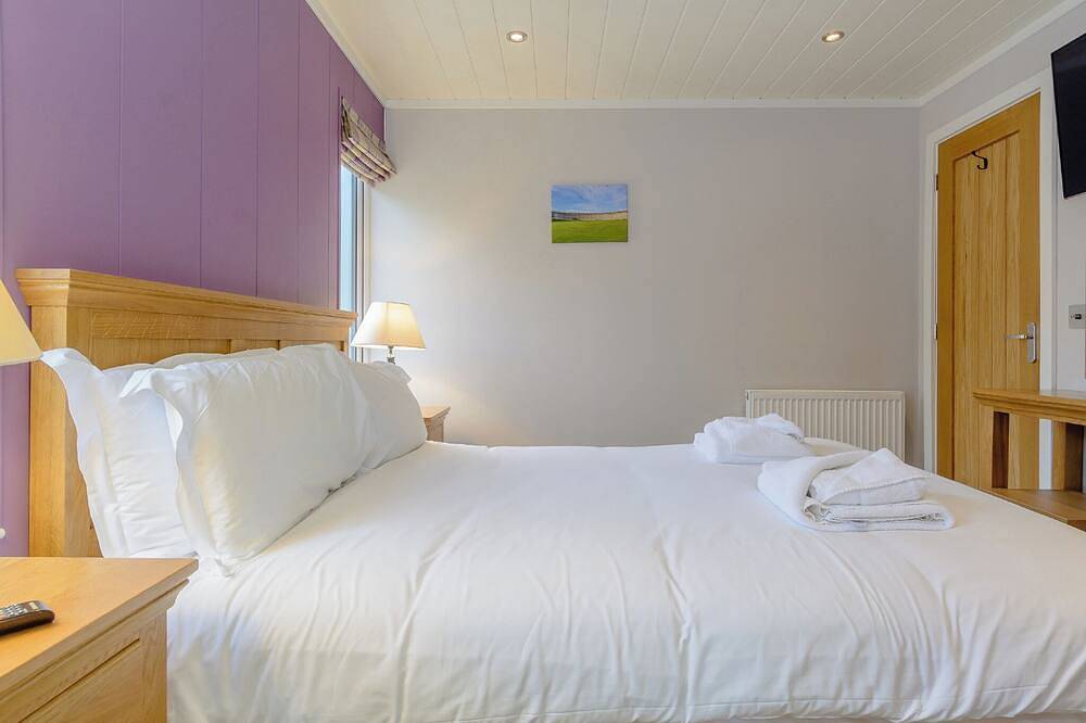 3 bedroom accommodation in Newton Saint Loe, Nr Bath in Bath, Bath & North East Somerset