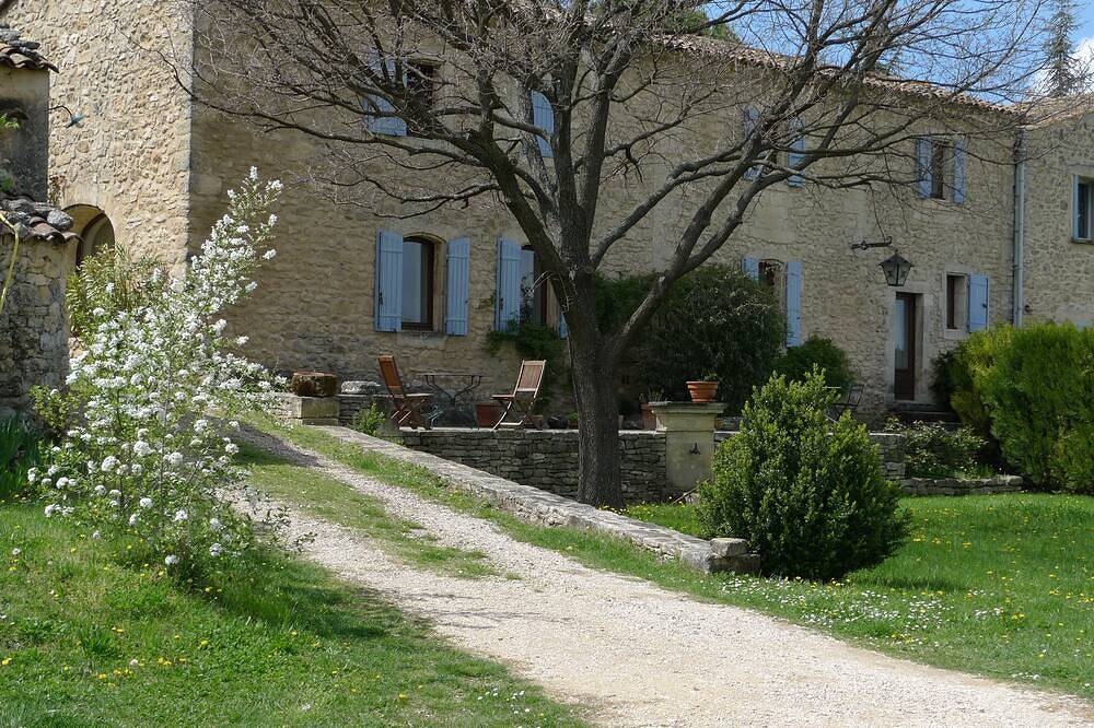 Authentic Stone Mas In The Heart Of Luberon, Pool, View, Barbecue in Lacoste, Parc naturel régional du Luberon