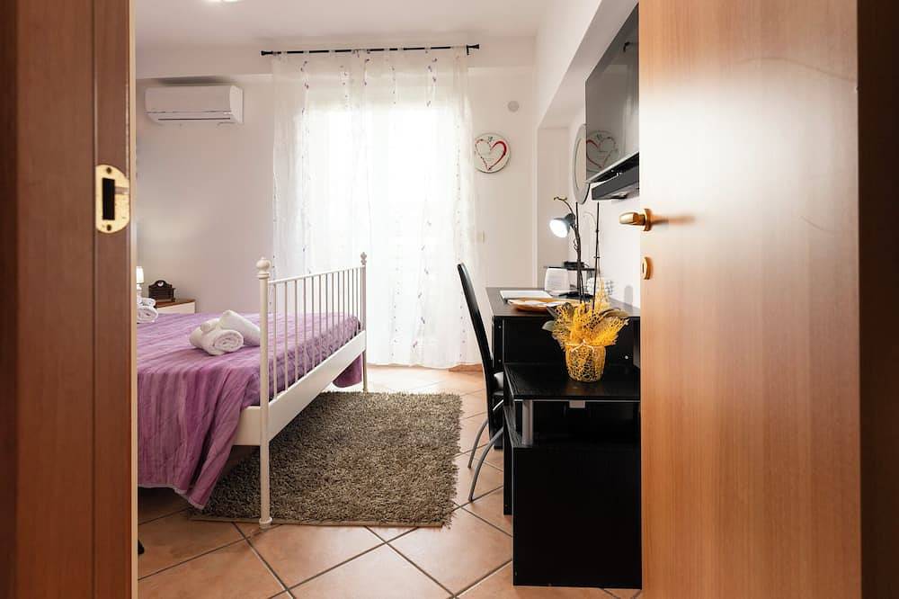 Entire apartment, A Soli 30 Metri Dalla Spiaggia un Appartamento Piccolo e Accogliente al Centro in Letojanni, Messina Province