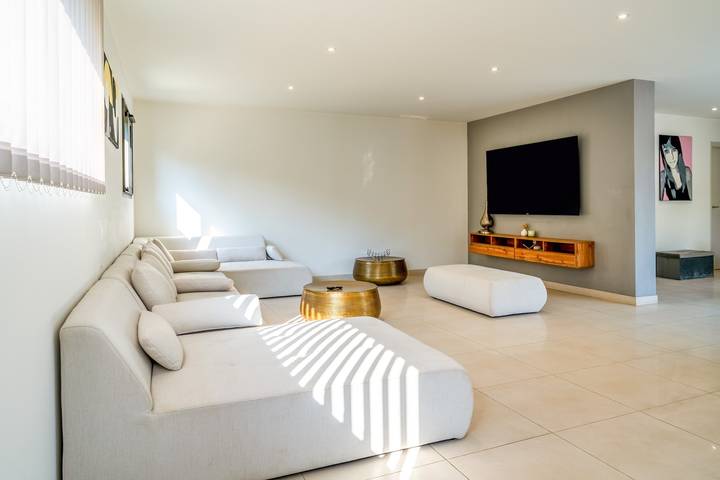 Entire apartment, Villa 'Au Bord Du Gardon' with Mountain View, Wi-Fi, and Air Conditioning in Sainte-Anastasie, Nimes region