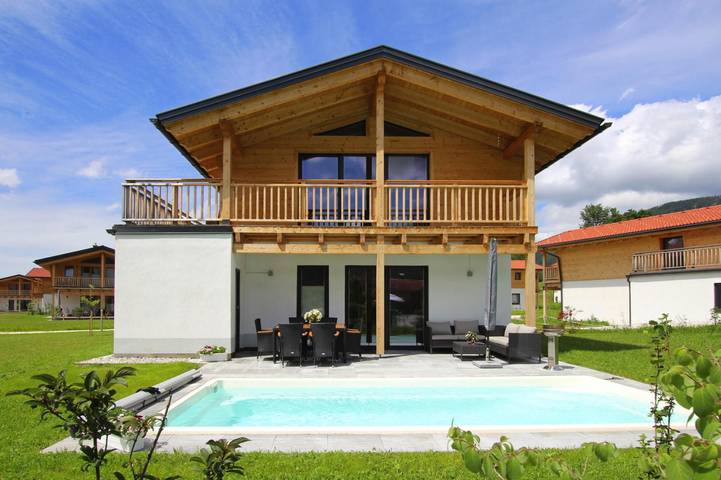 Chalet für 6 Personen, mit Balkon und Terrasse sowie Pool und Sauna