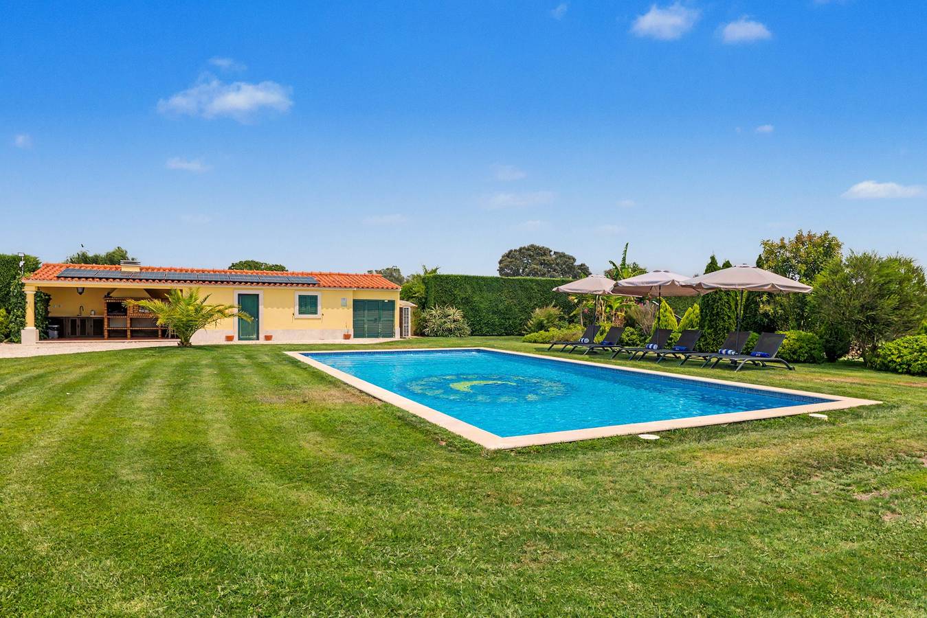 Holiday Home 'Rocha's House' with Private Pool, Private Terrace and Wi-Fi in Poceirão e Marateca, Setúbal Peninsula
