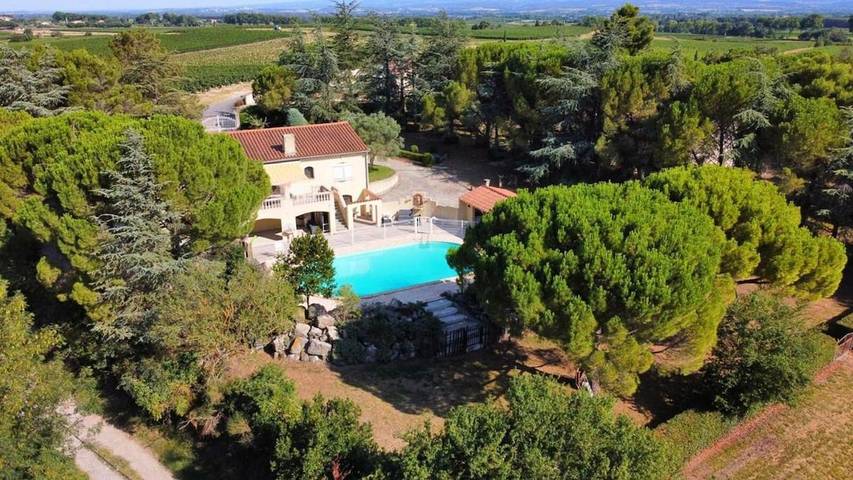 Location de vacances pour 6 personnes, avec Balcon et Terrasse ainsi que Jardin et Piscine à Arzens
