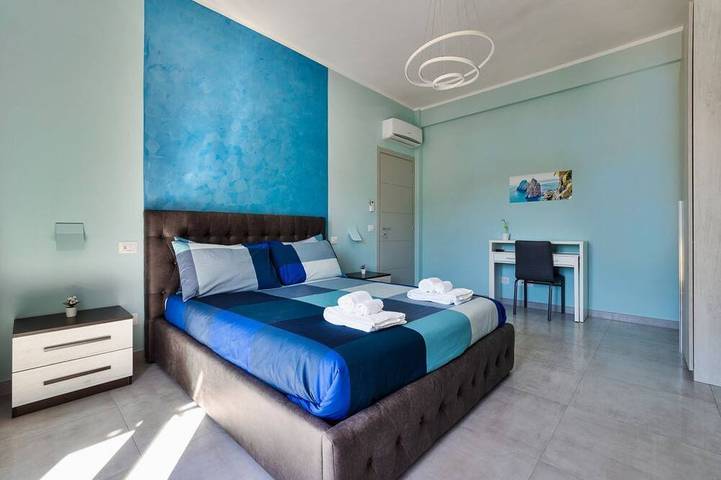 Apartamento entero, Blue Sky Apartment es un apartamento situado en el centro histórico de Meta, recientemente renovado, con aparcamiento privado, a solo 5 minutos en coche de la famosa playa de Alimuri. Una excelente solución tanto para aquellos que buscan una estancia r in Meta, Sorrento Coast