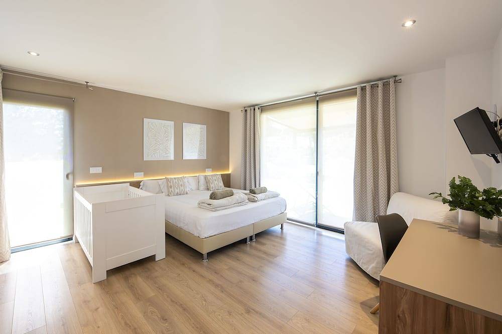 Modern 6 Suites-Villa Close To The Beach. Big Pool&Garden And Play Area in Santa Ponça, Calvià
