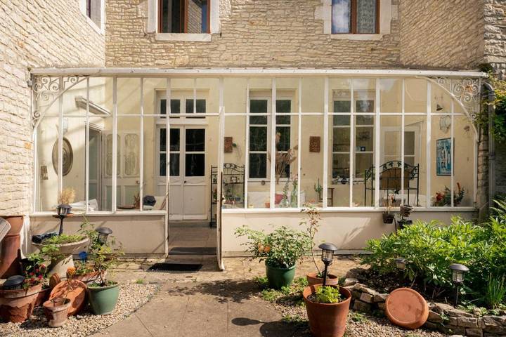 Gîte pour 2 personnes, avec Terrasse ainsi que Jardin et Vue à Vermenton