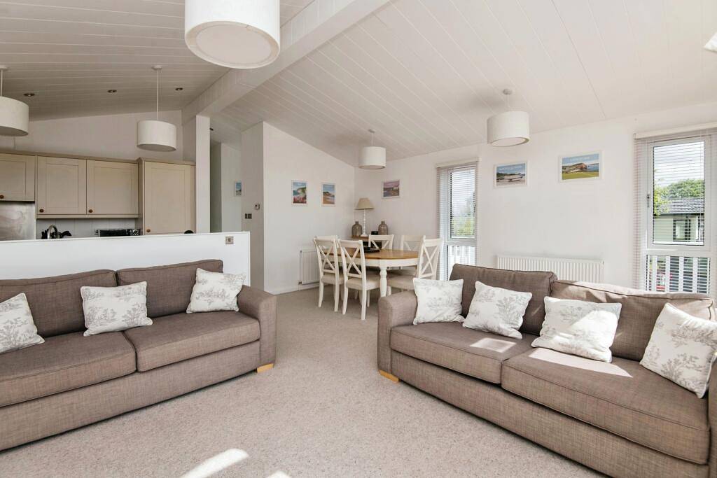 Lodge Sleeps 6 with Private Hot Tub in Dunkeswell, Devon